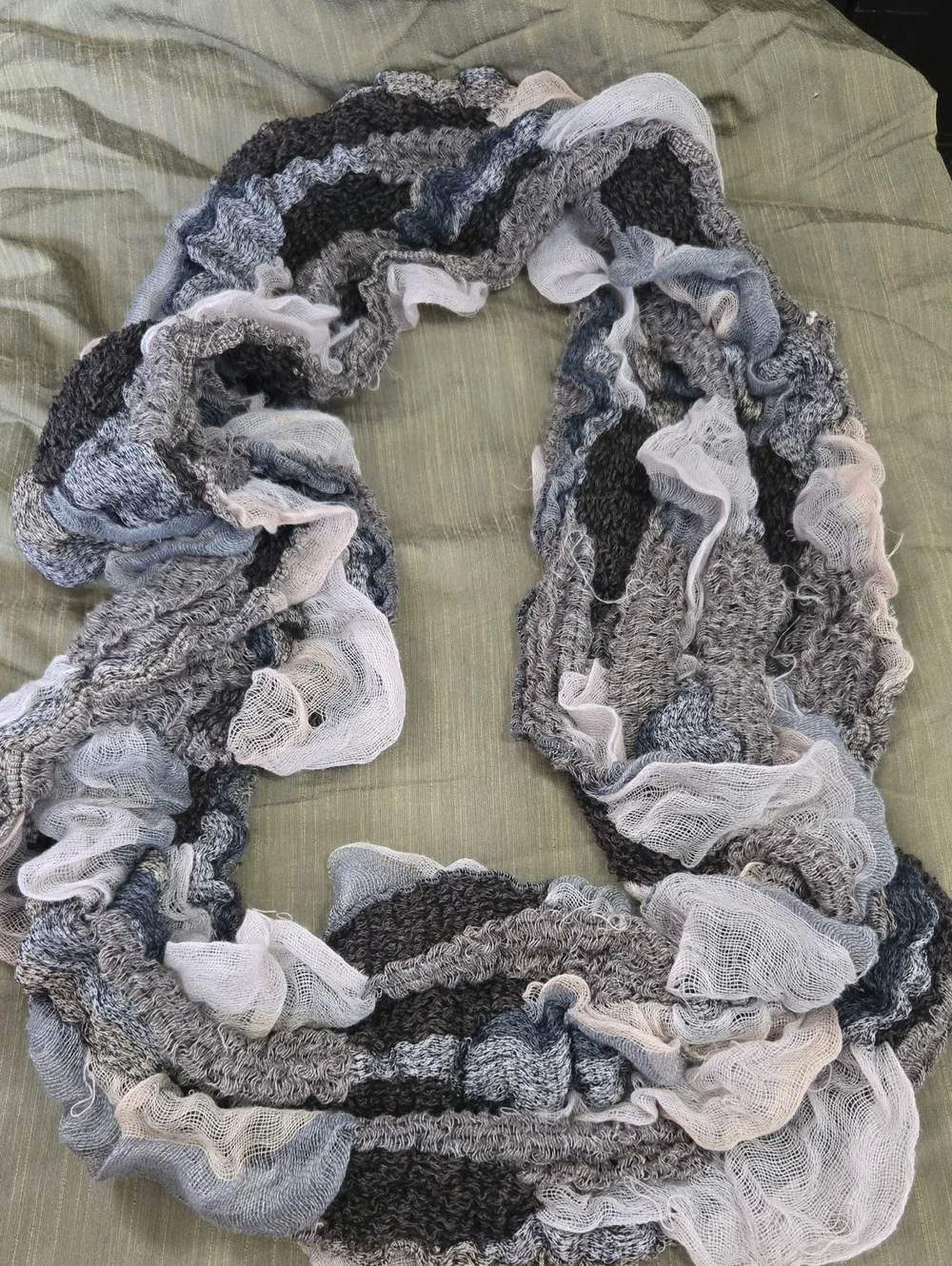 Women’s Ruffled Infinity Scarf - Gray & Black